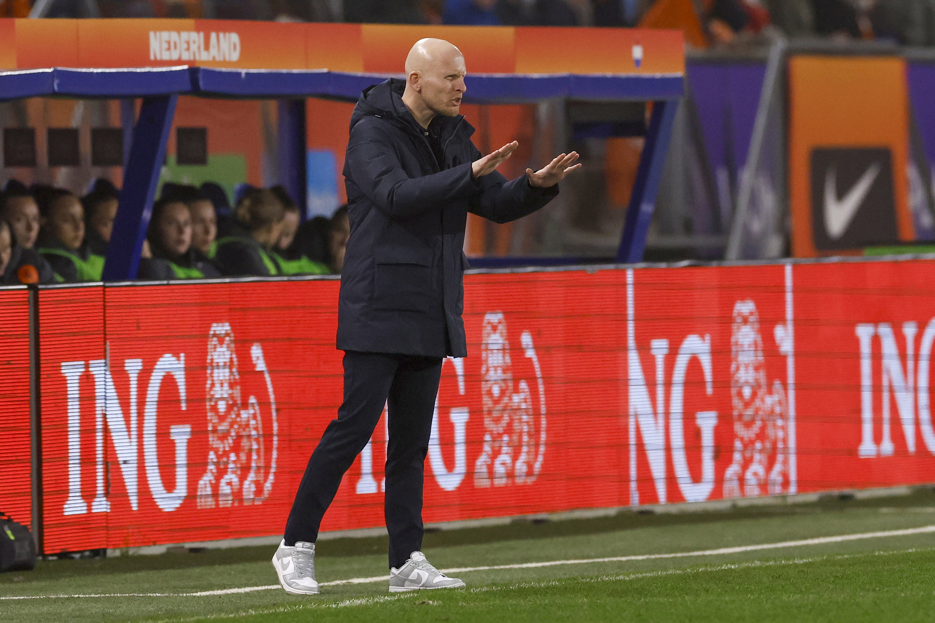 Arjan Veurink langs de lijn bij de OranjeLeeuwinnen