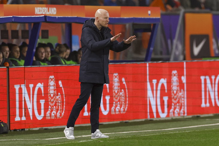Arjan Veurink langs de lijn bij de OranjeLeeuwinnen