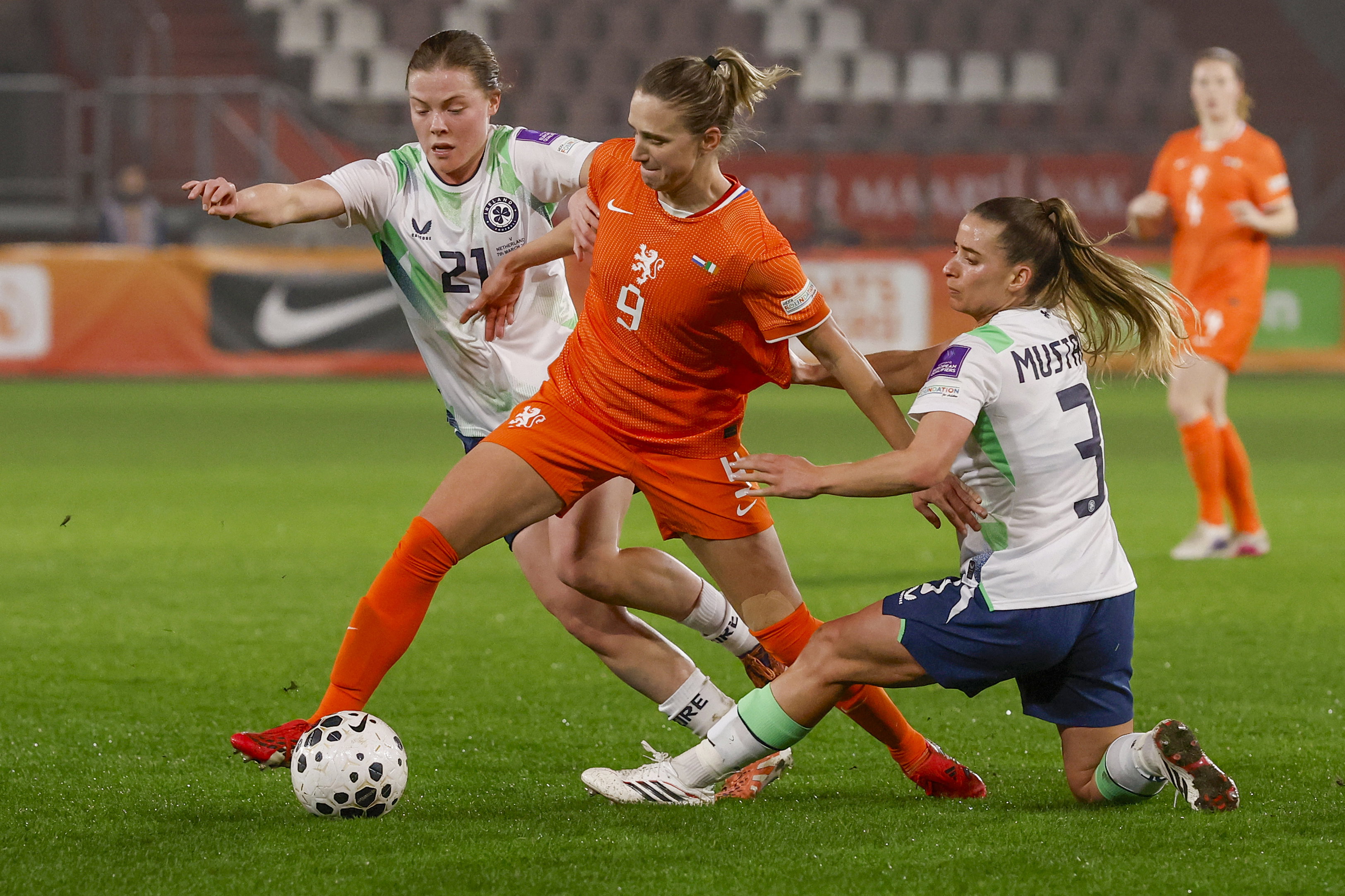 Vivianne Miedema in actie tegen Ierland
