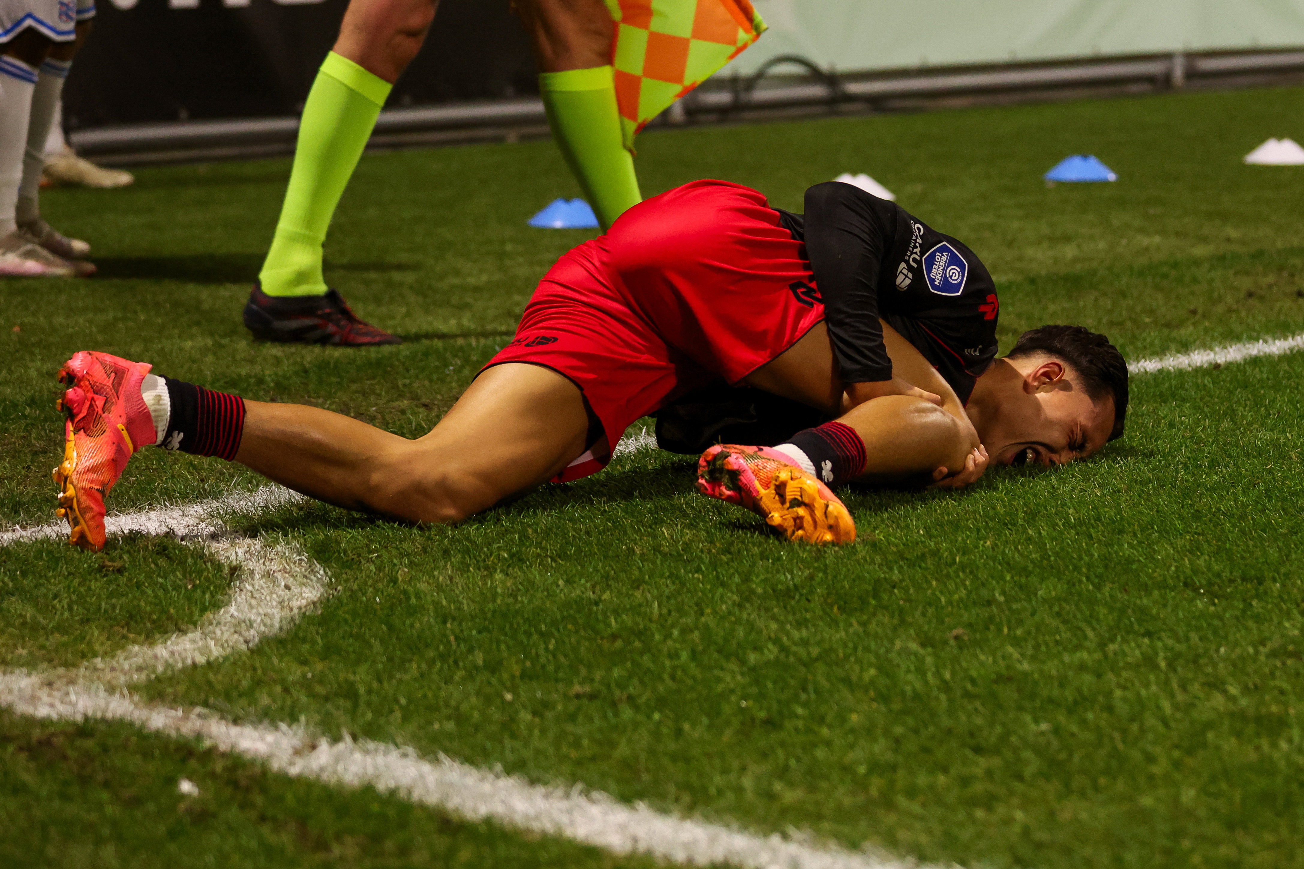 Miliano Jonathans grijpt naar zijn knie