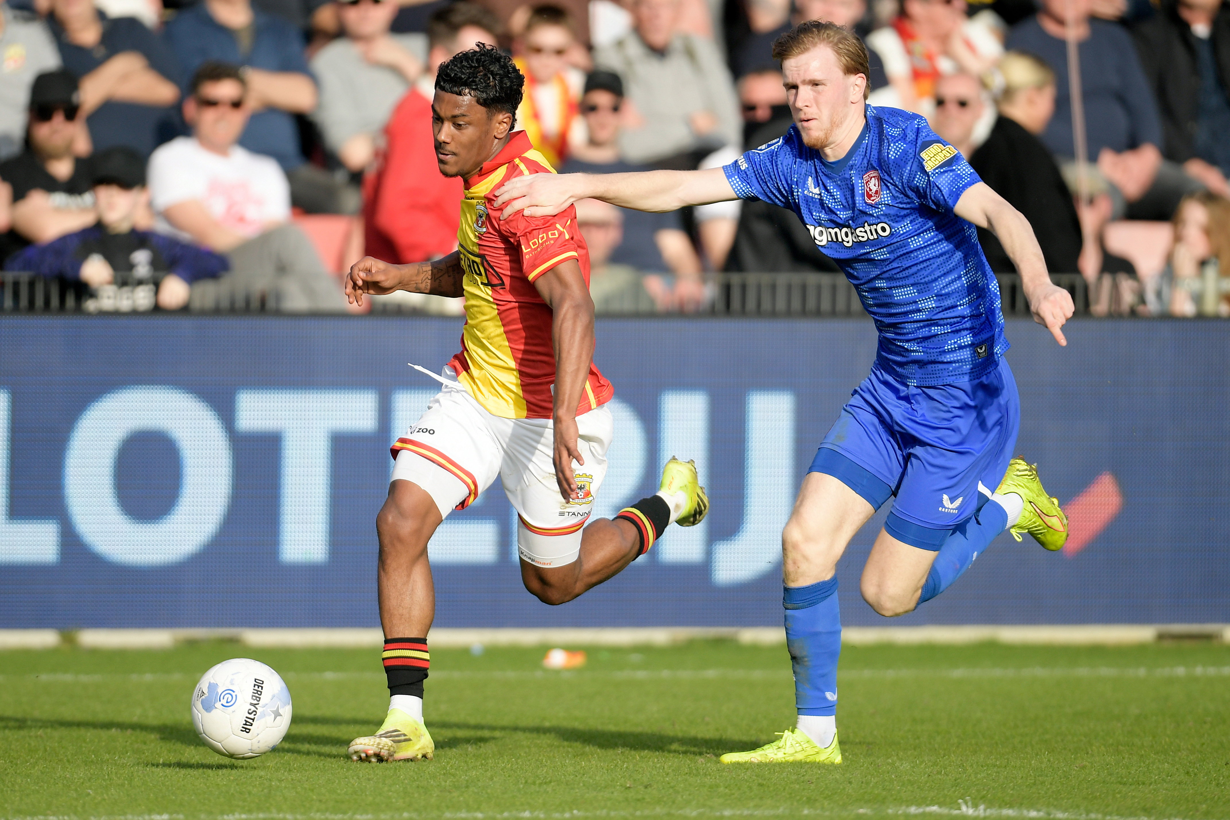 Mats Rots in actie tegen Go Ahead Eagles