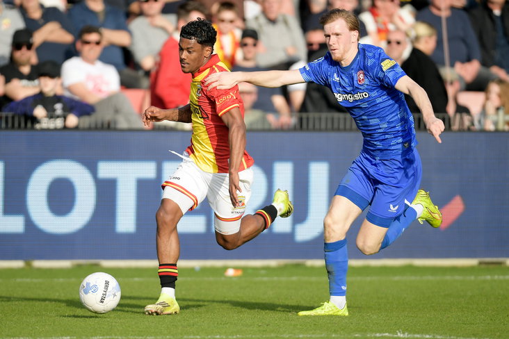Mats Rots in actie tegen Go Ahead Eagles