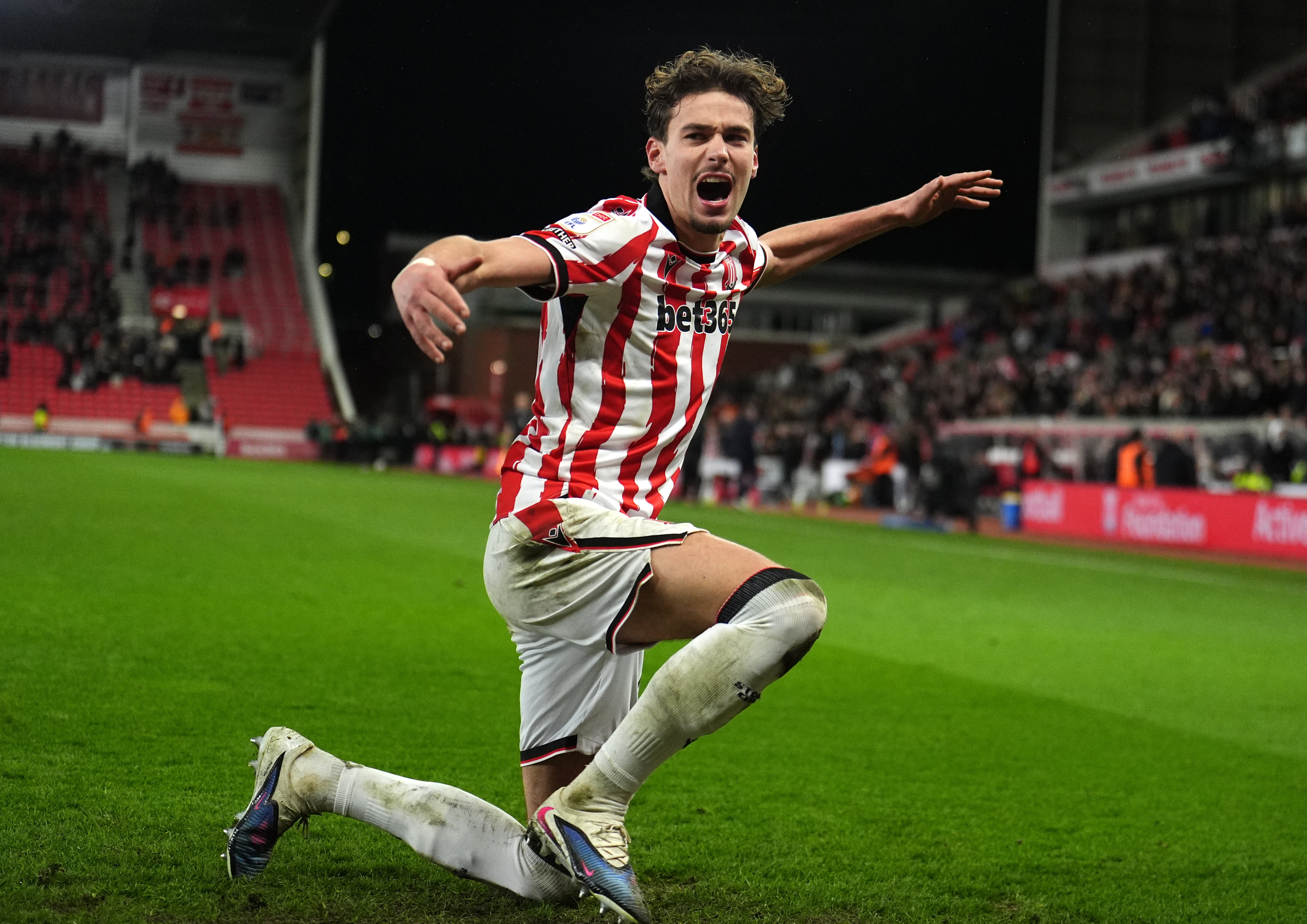 Milan Smit viert een treffer namens Stoke City