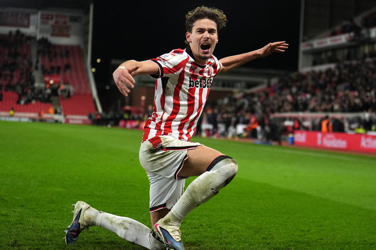 Milan Smit viert een treffer namens Stoke City