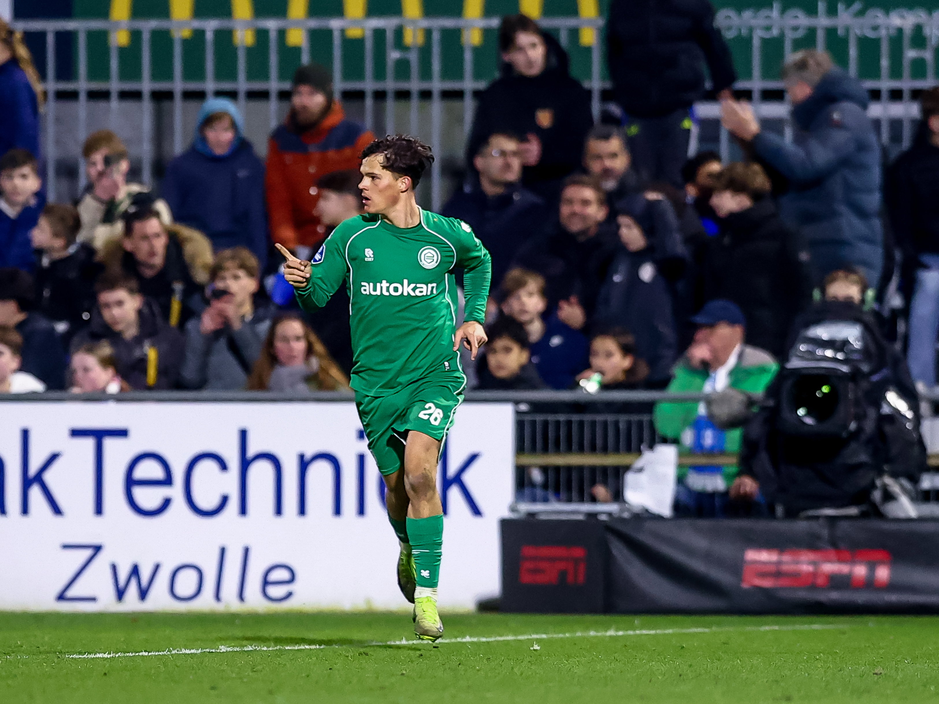 Thom van Bergen viert zijn goal in Zwolle