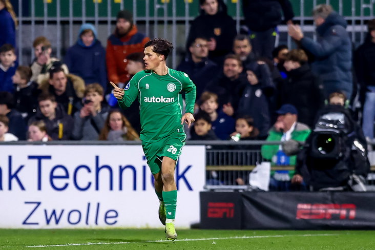 Thom van Bergen viert zijn goal in Zwolle