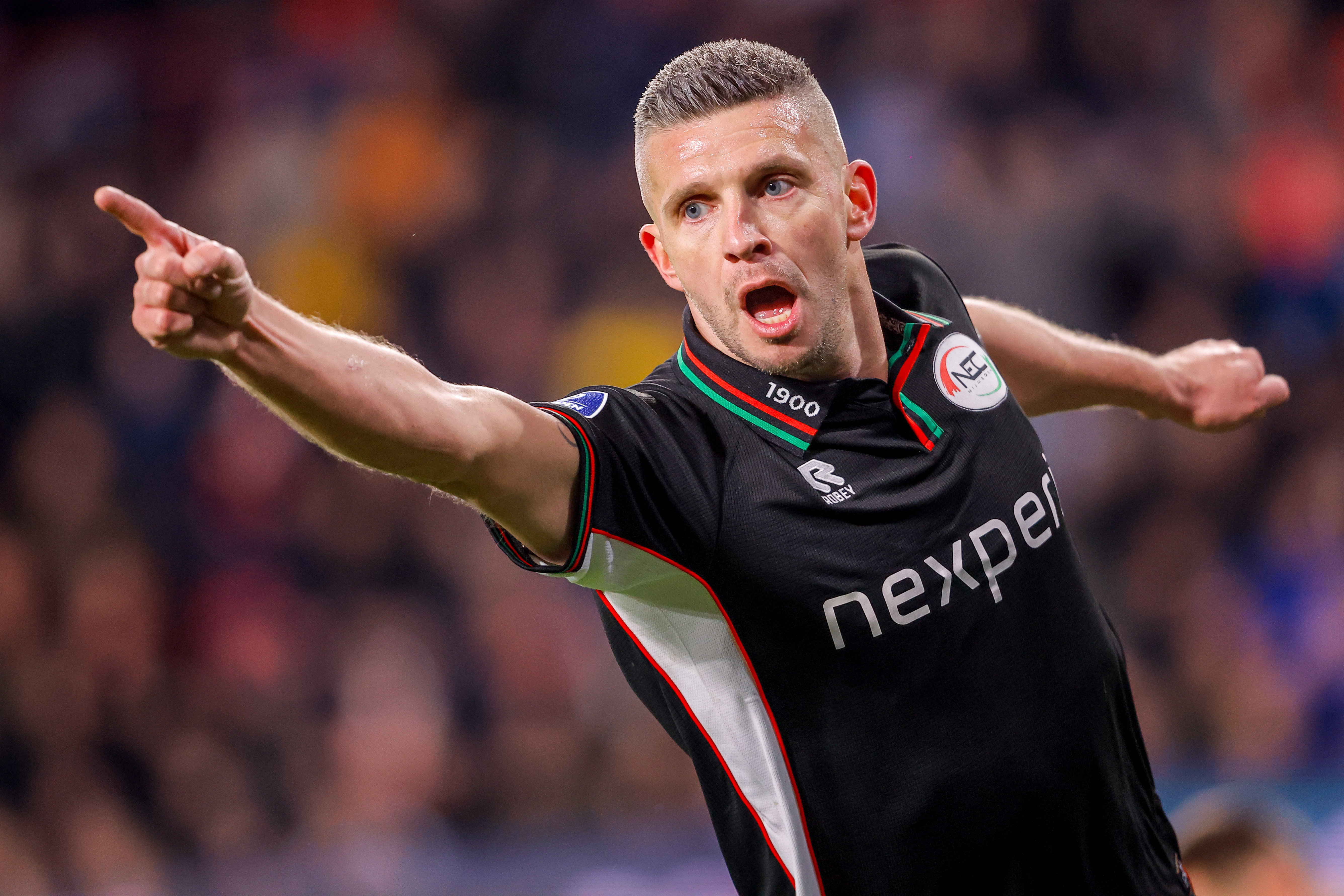 Bryan Linssen viert een goal tegen PSV