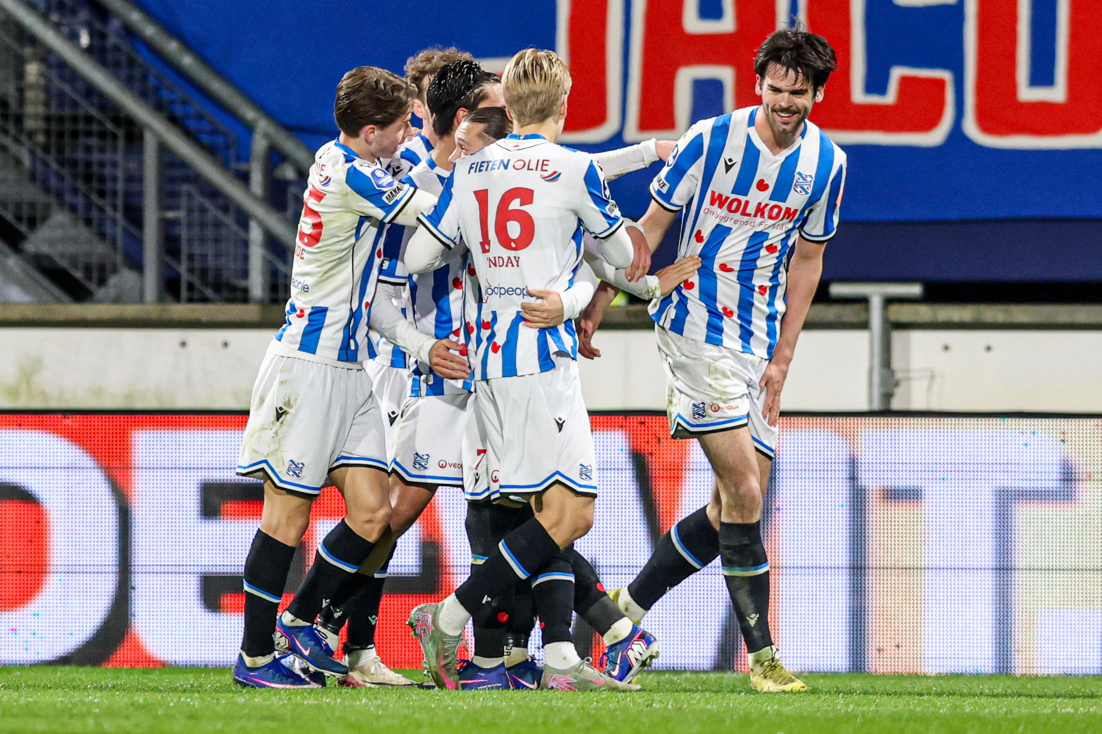 SC Heerenveen viert treffer tegen Telstar