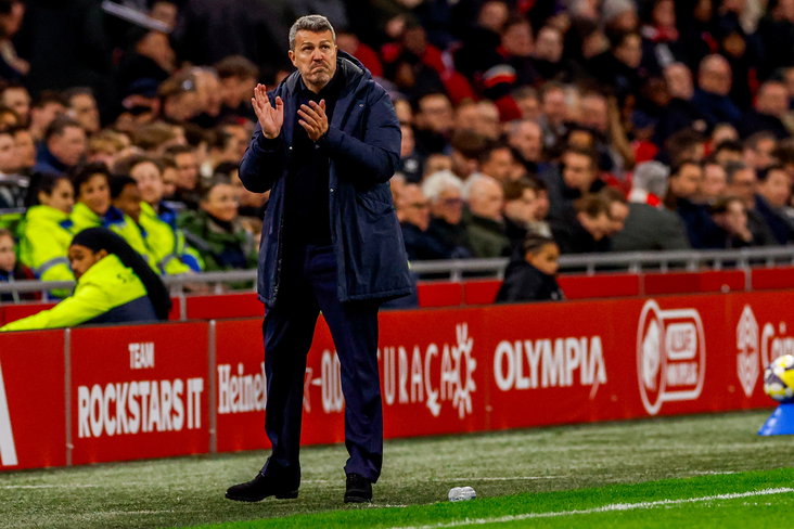 Oscar García langs de lijn in de Johan Cruijff Arena
