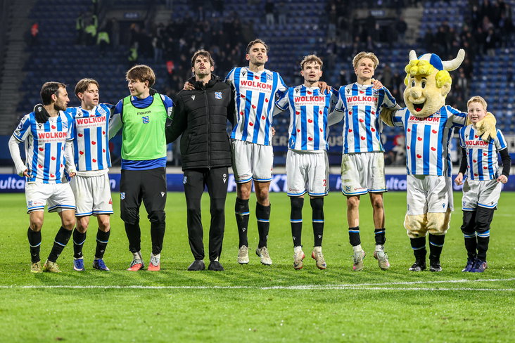 SC Heerenveen viert de overwinning met het publiek
