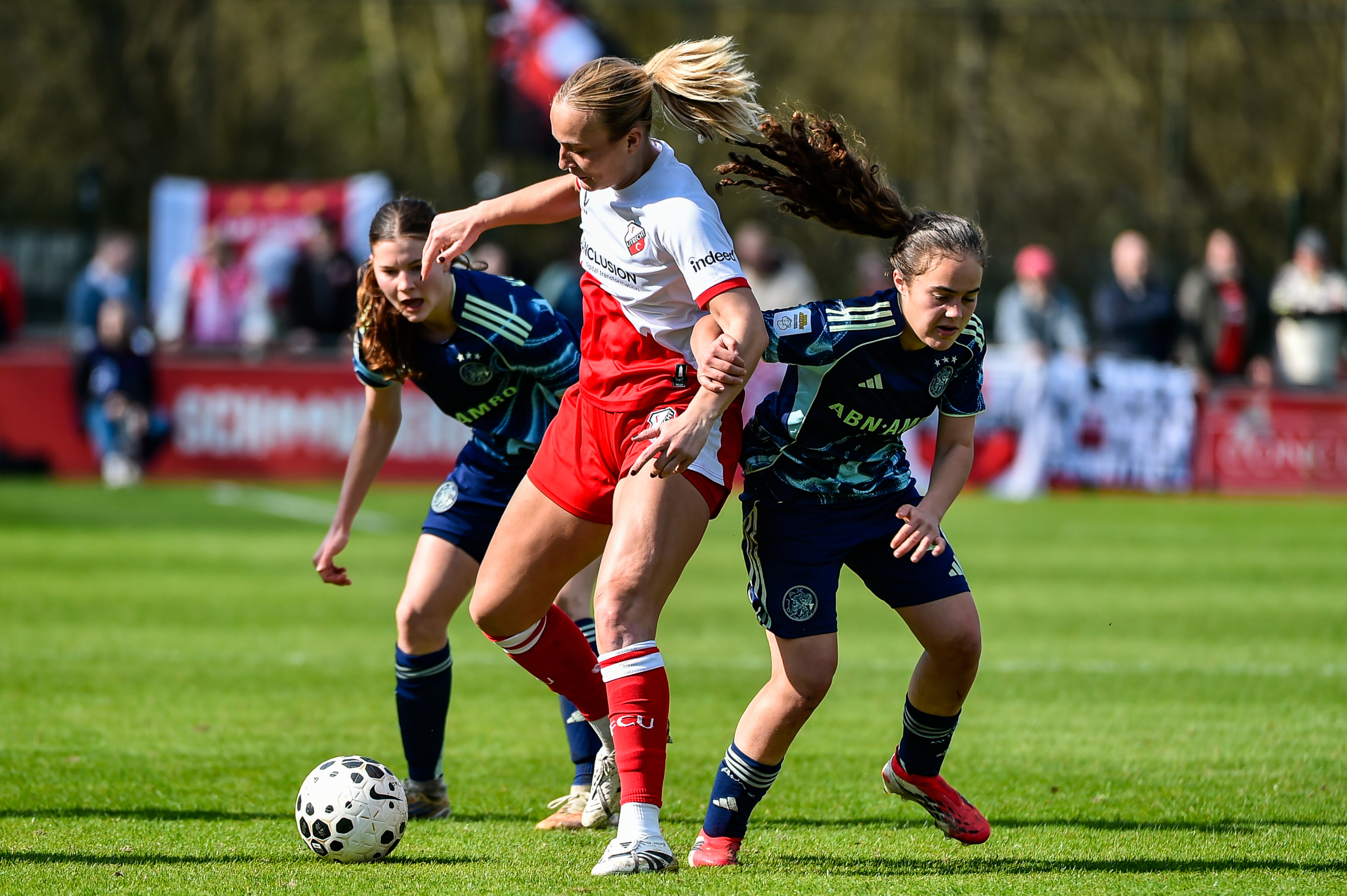 Lobke Loonen (FC Utrecht) wordt aangepakt door Elisa van Dijk (Ajax)