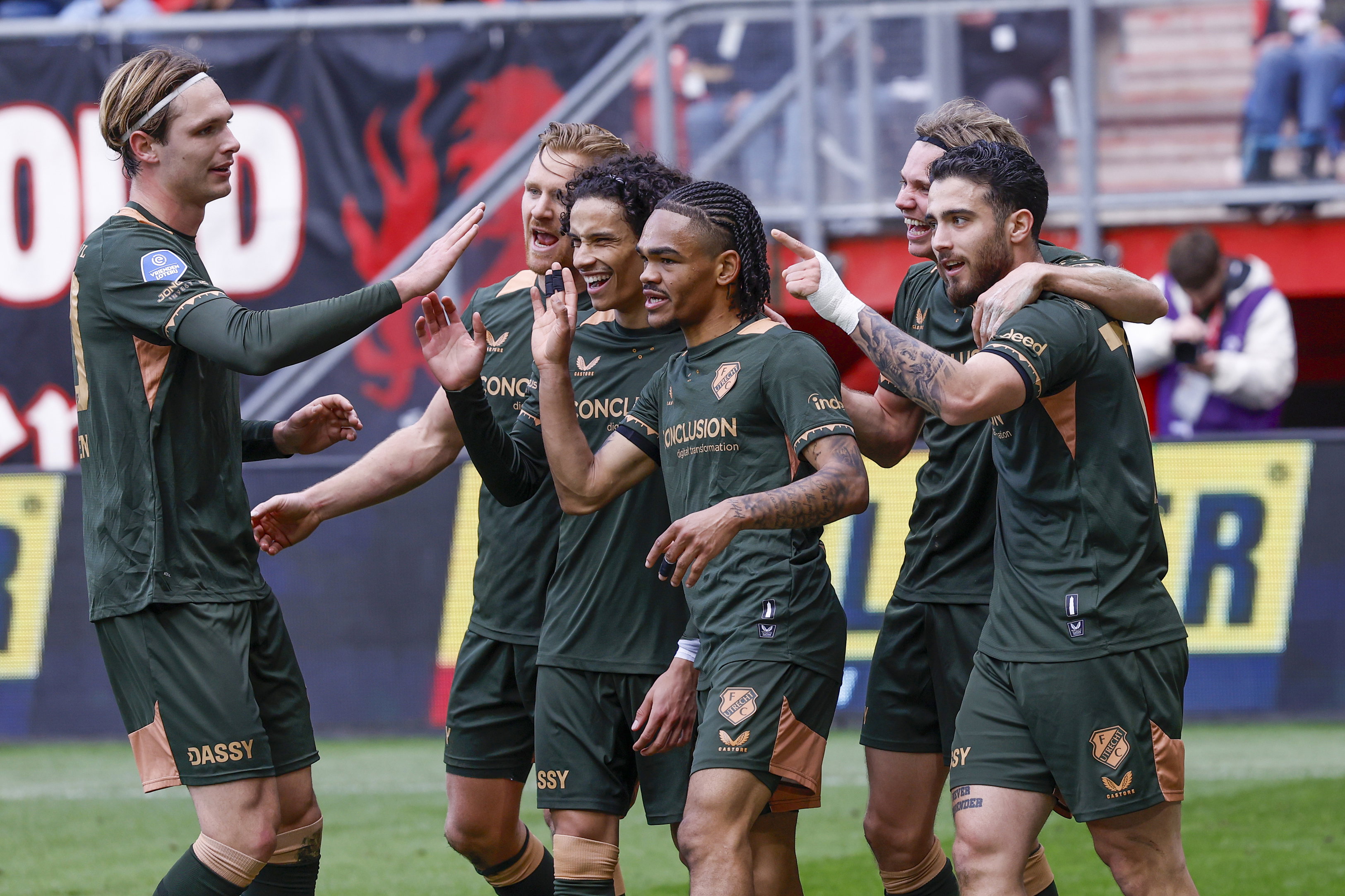 FC Utrecht-spelers juichen na een treffer tegen FC Twente