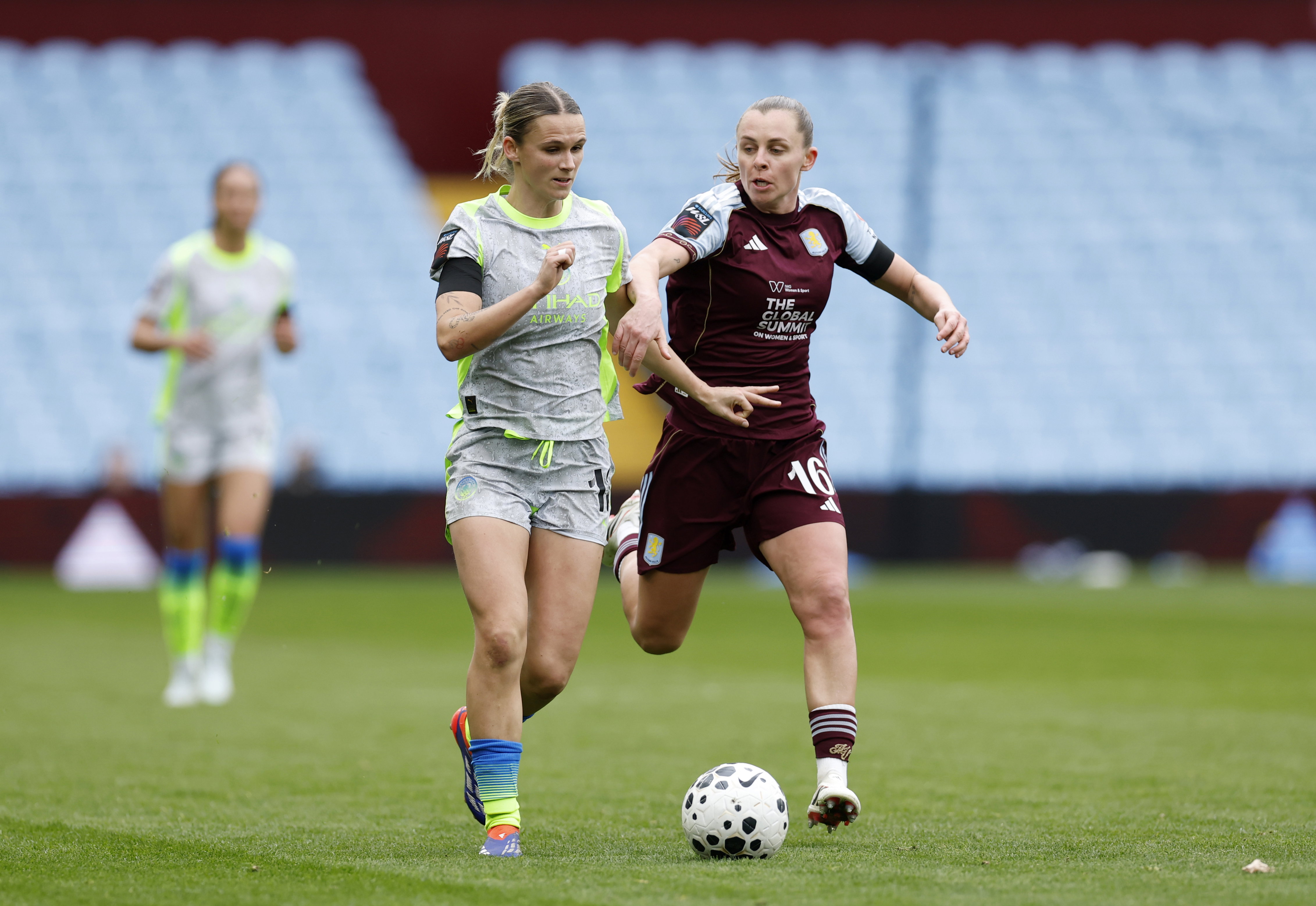 Kerstin Casparij (Manchester City) in actie tegen Aston Villa