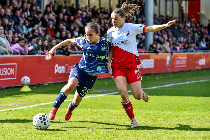 Elisa van Dijk (Ajax) in actie tegen FC Utrecht