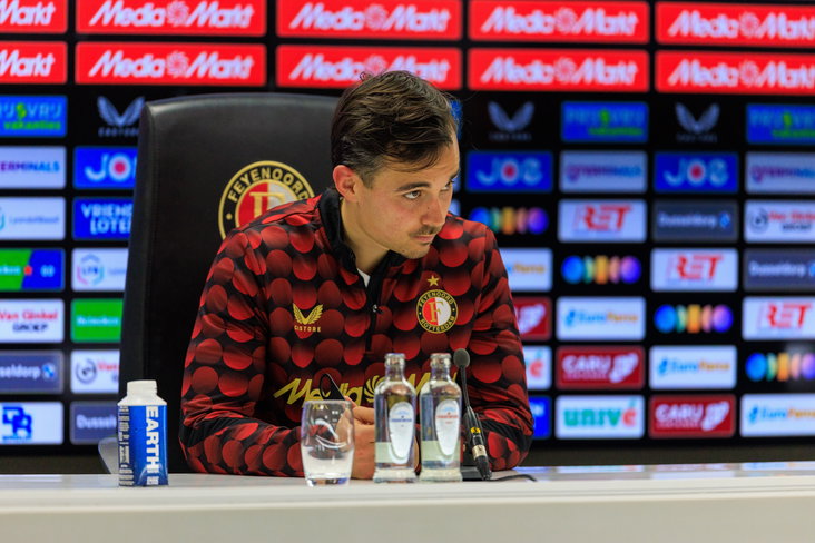 Mats Deijl op een persconferentie