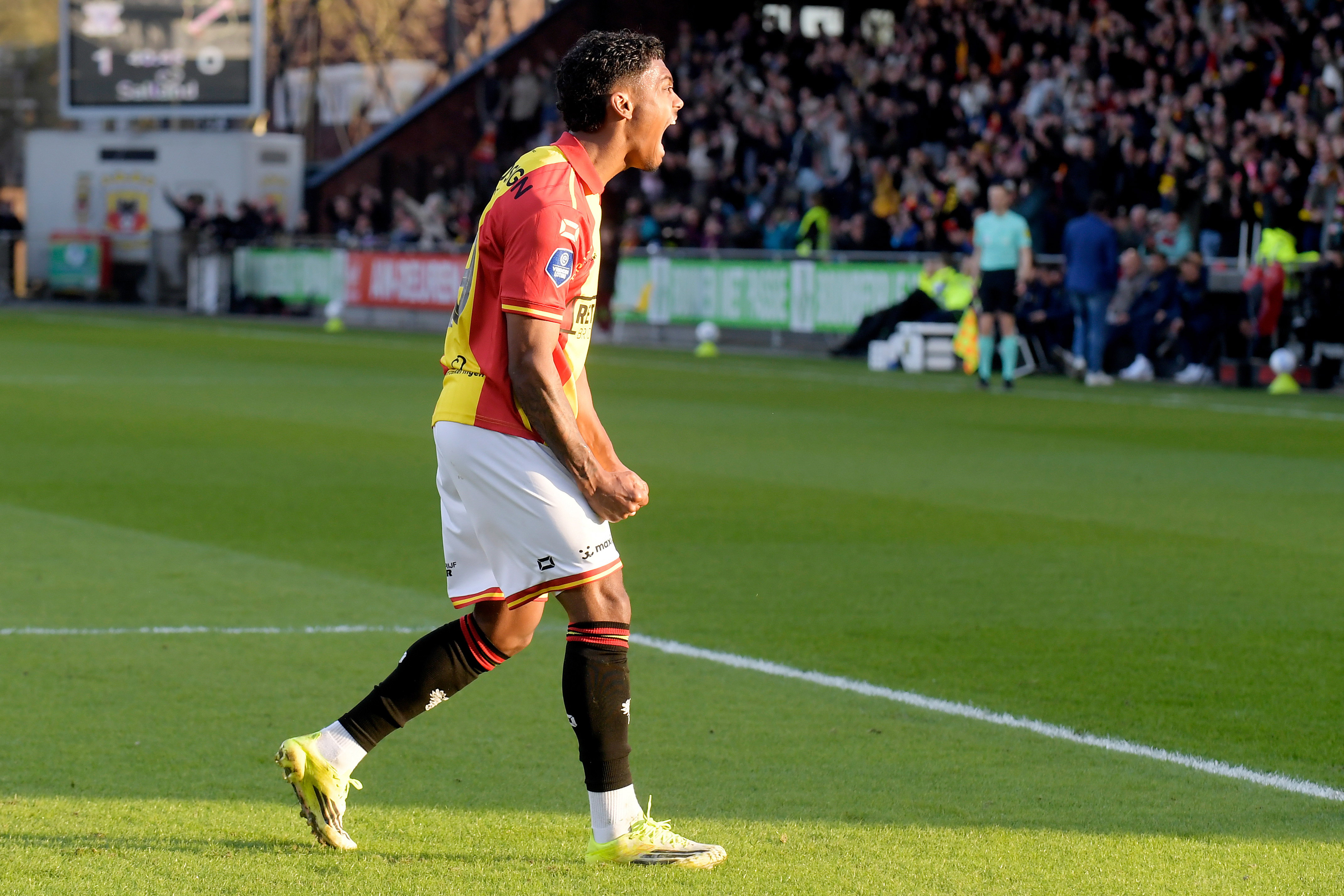 Jaden Slory juicht na een treffer voor Go Ahead Eagles