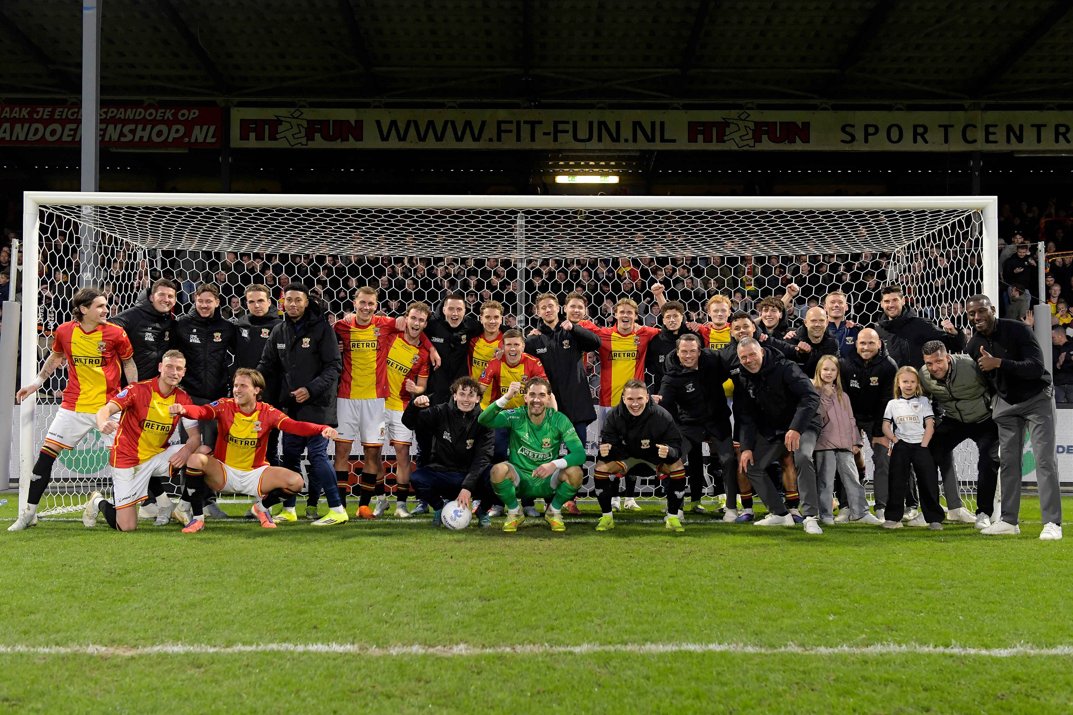 Go Ahead Eagles viert de zege met het publiek