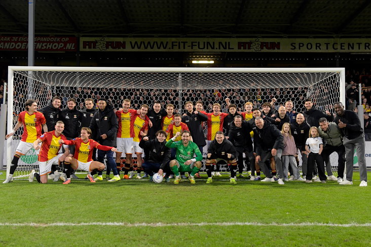 Go Ahead Eagles viert de zege met het publiek