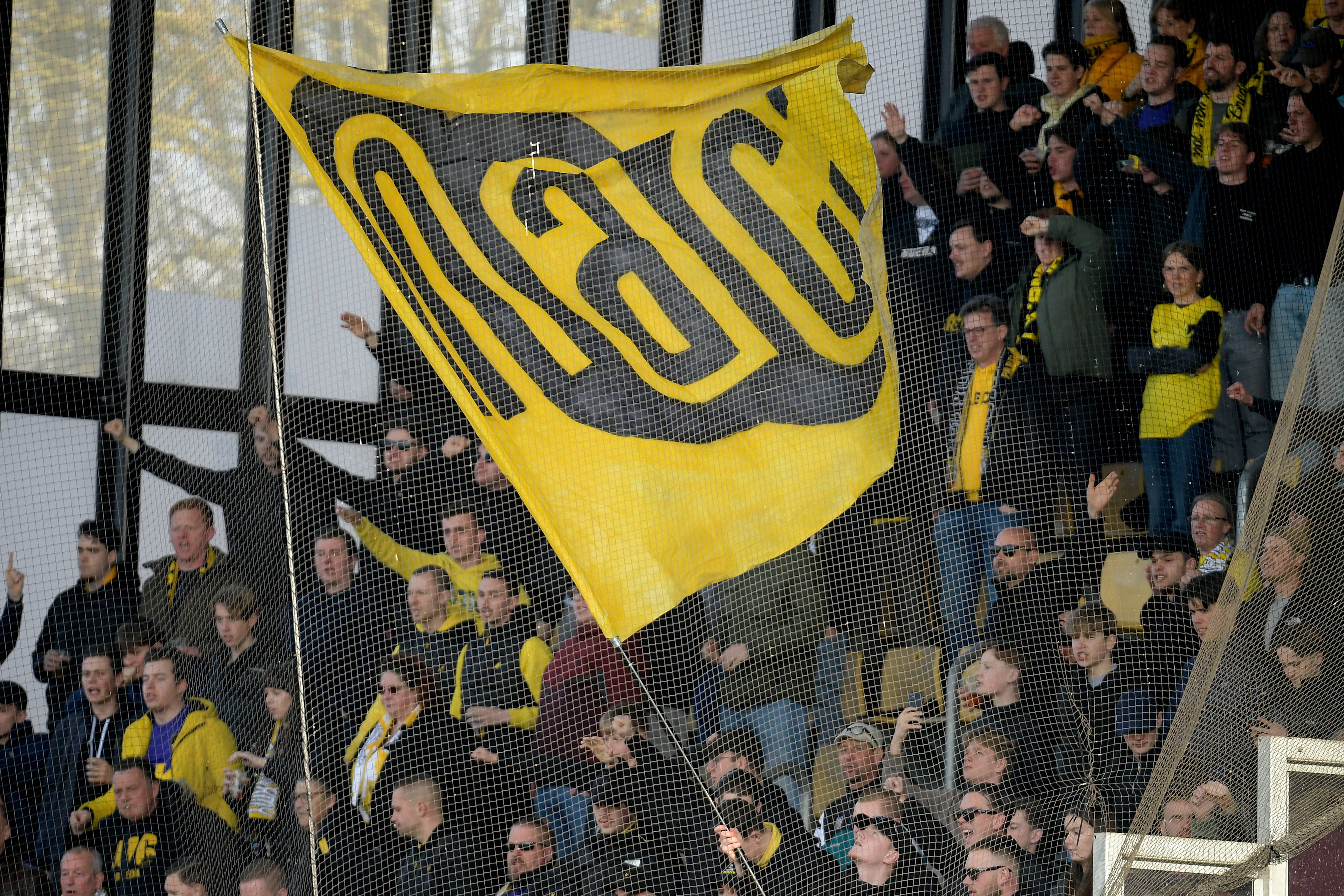 NAC-supporters met een vlag in het uitvak