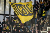 NAC-supporters met een vlag in het uitvak
