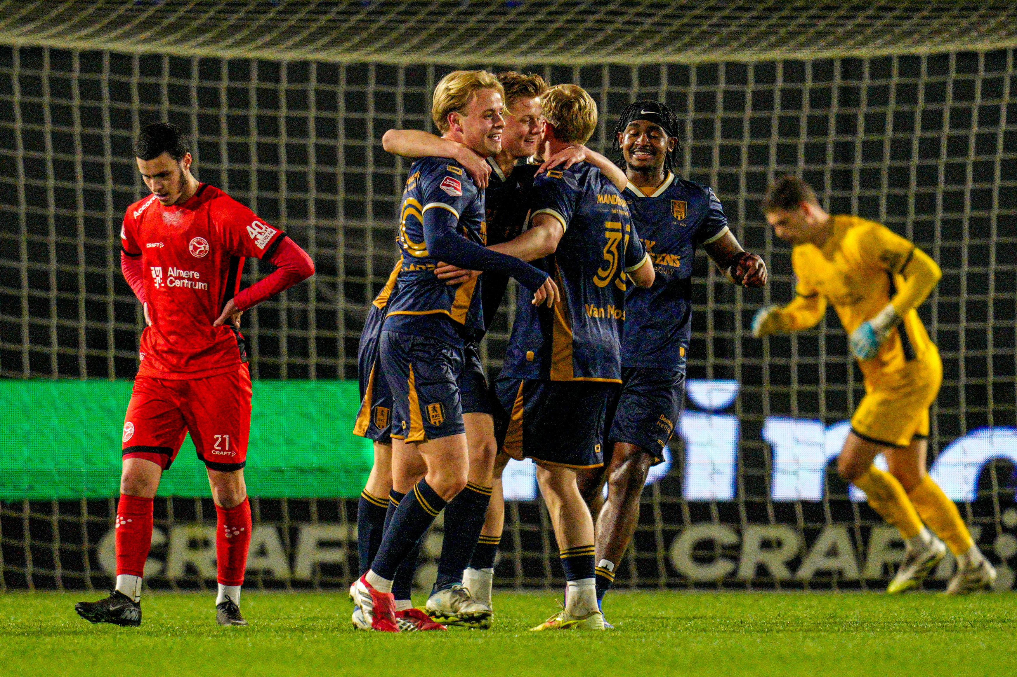 Harrie Kuster juicht na zijn treffer tegen Almere City FC