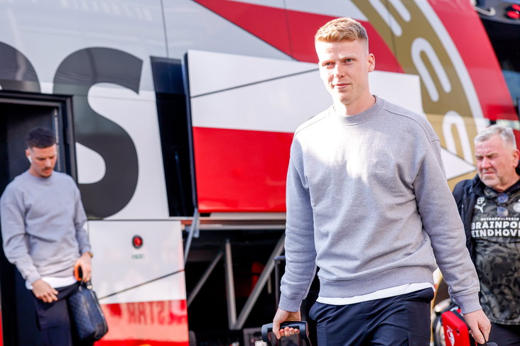 Jerdy Schouten bij de spelersbus van PSV