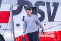 Paul Wanner bij de spelersbus van PSV