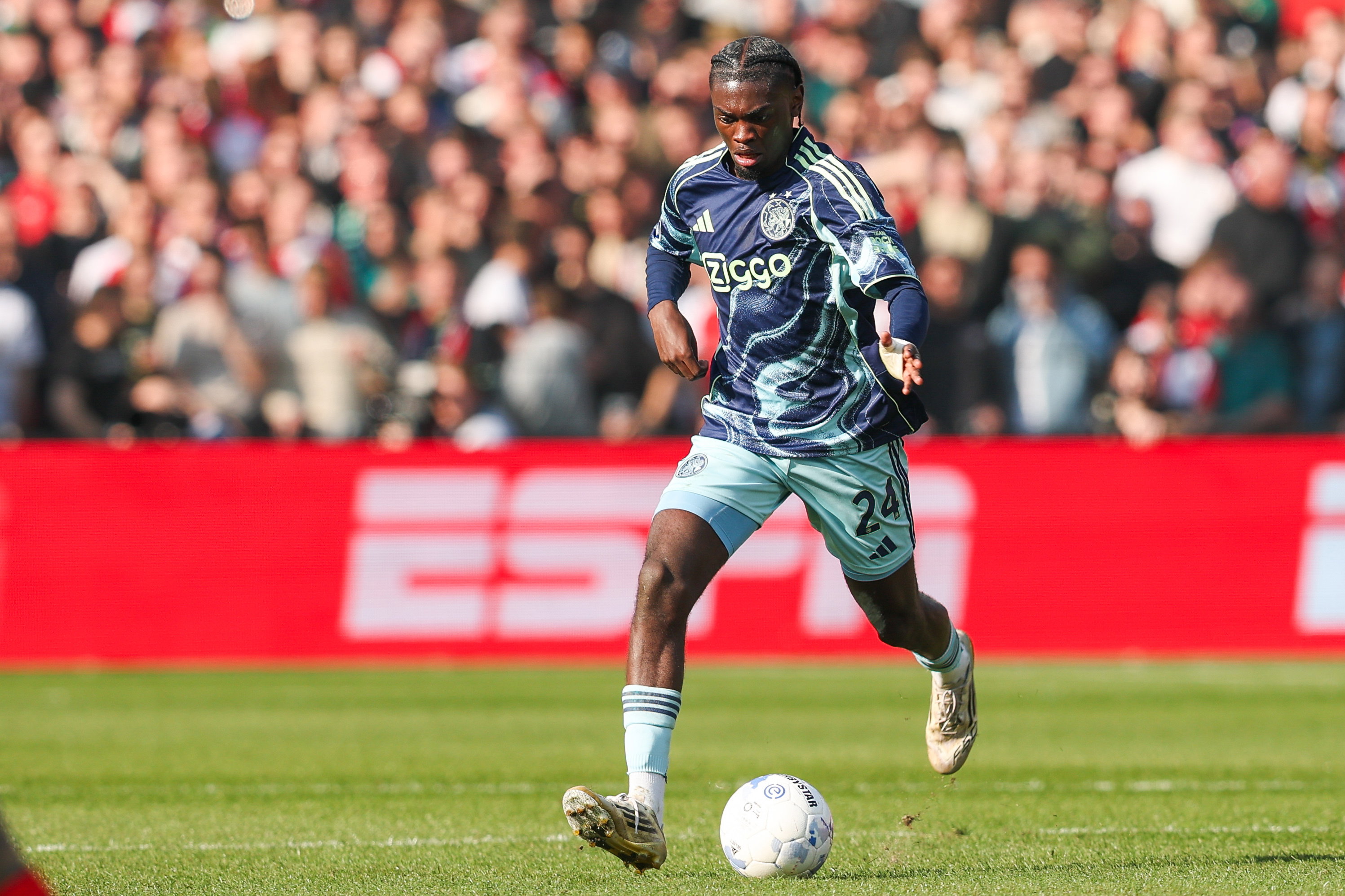 Jorthy Mokio aan de bal