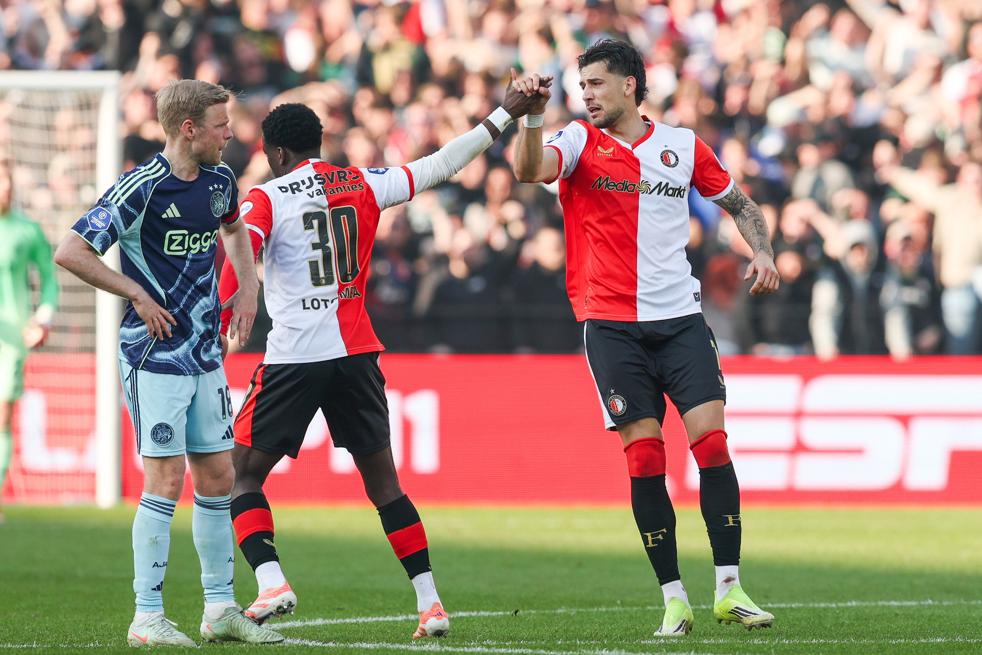 Blijdschap bij Jakub Moder en Jordan Lotomba na een goal tegen Ajax