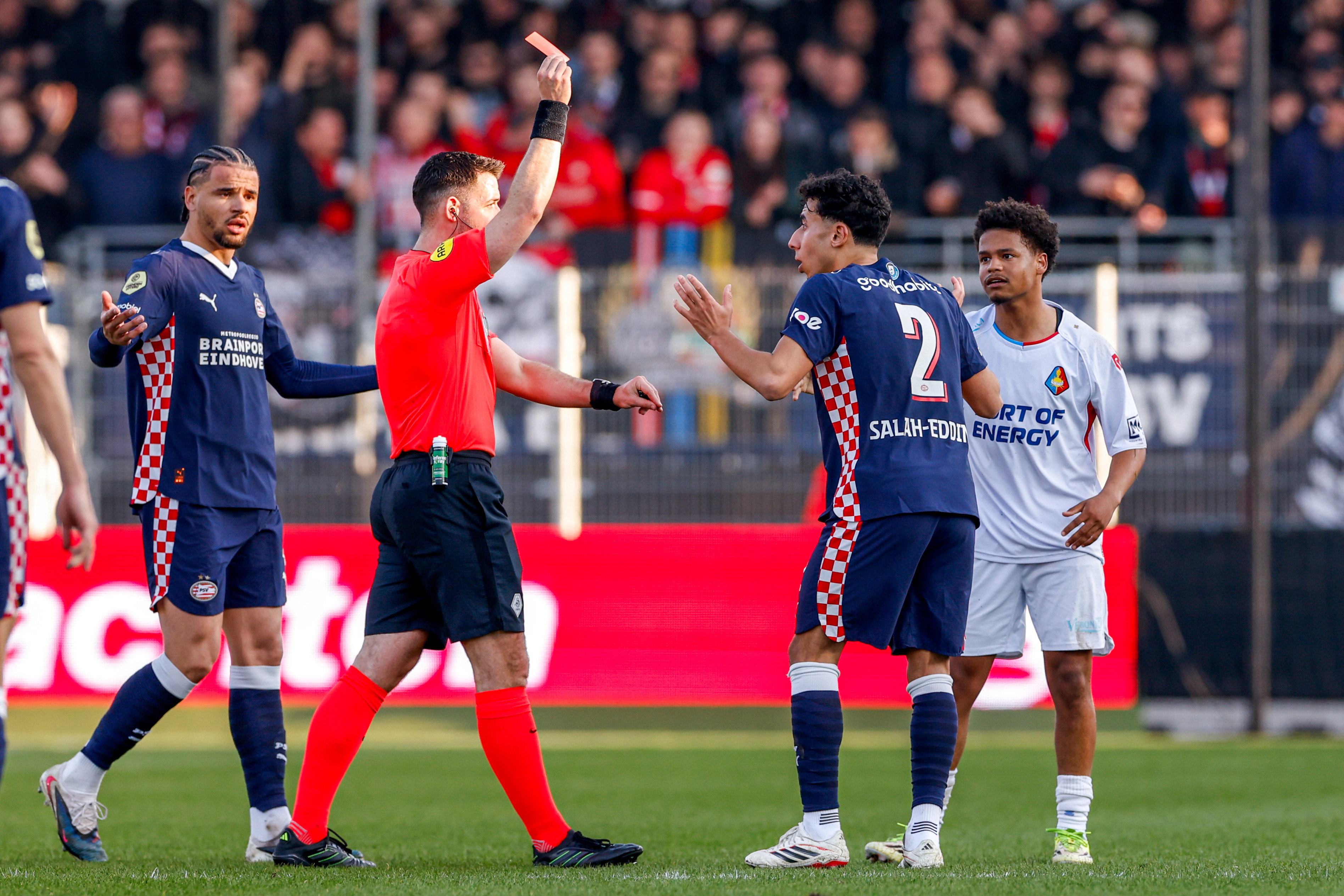 Anass Salah-Eddine kreeg rood tegen Telstar