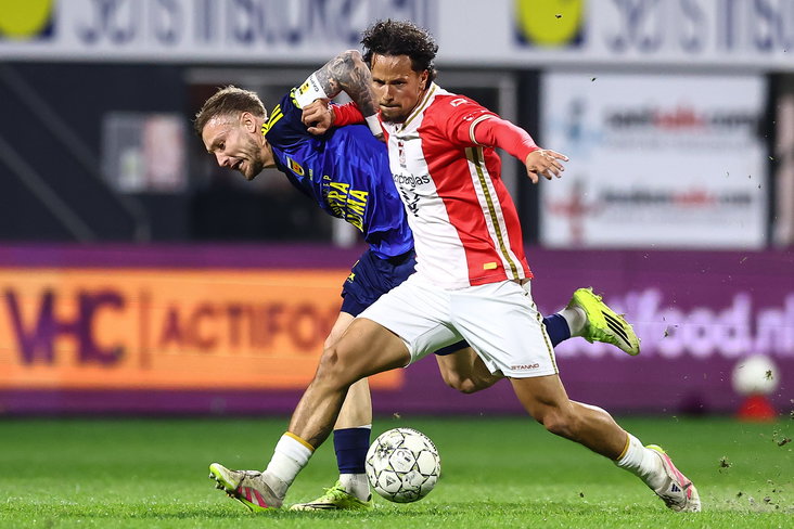 Luca Everink in actie voor FC Emmen