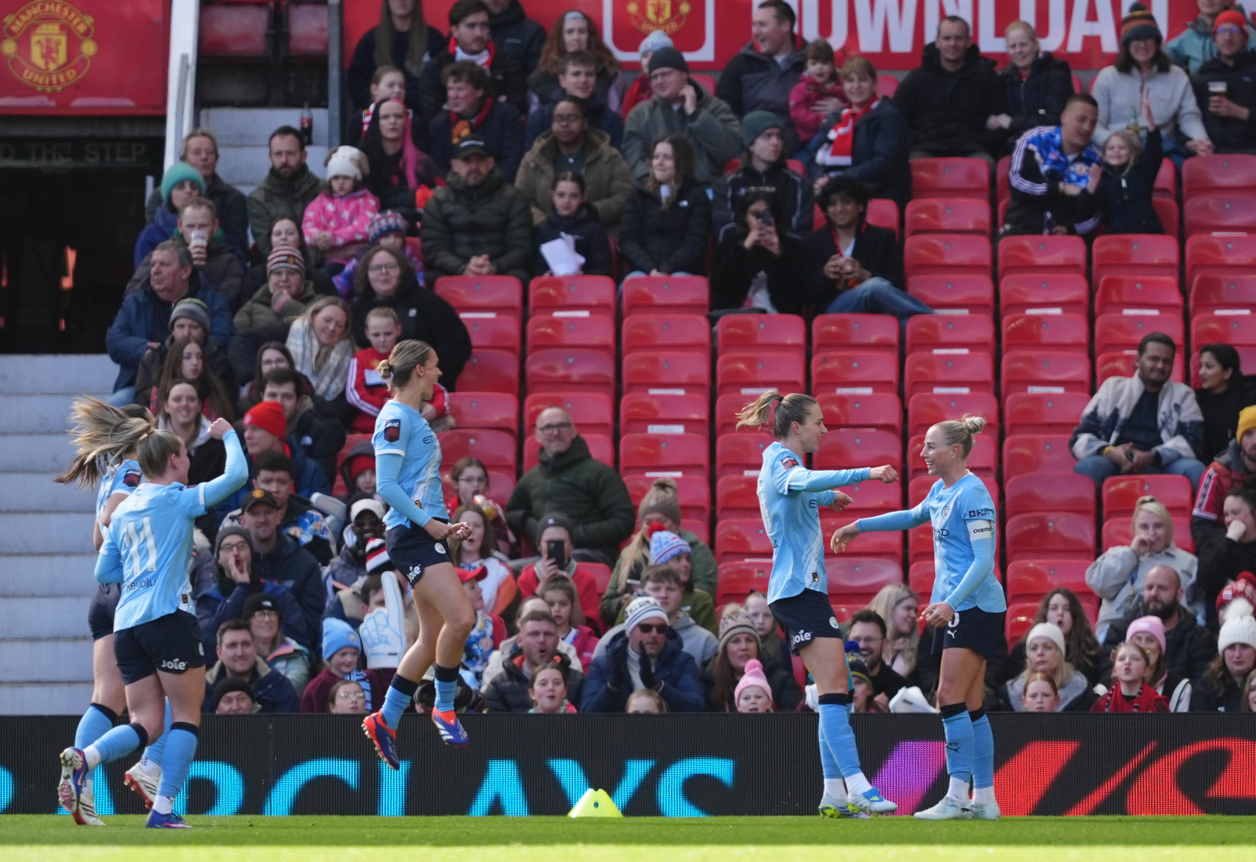 Vivianne Miedema en Kerstin Casparij juichen na een goal voor Manchester City
