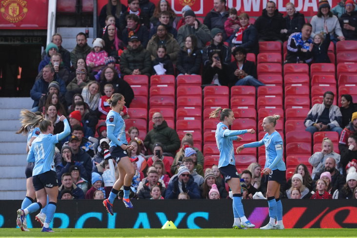 Vivianne Miedema en Kerstin Casparij juichen na een goal voor Manchester City