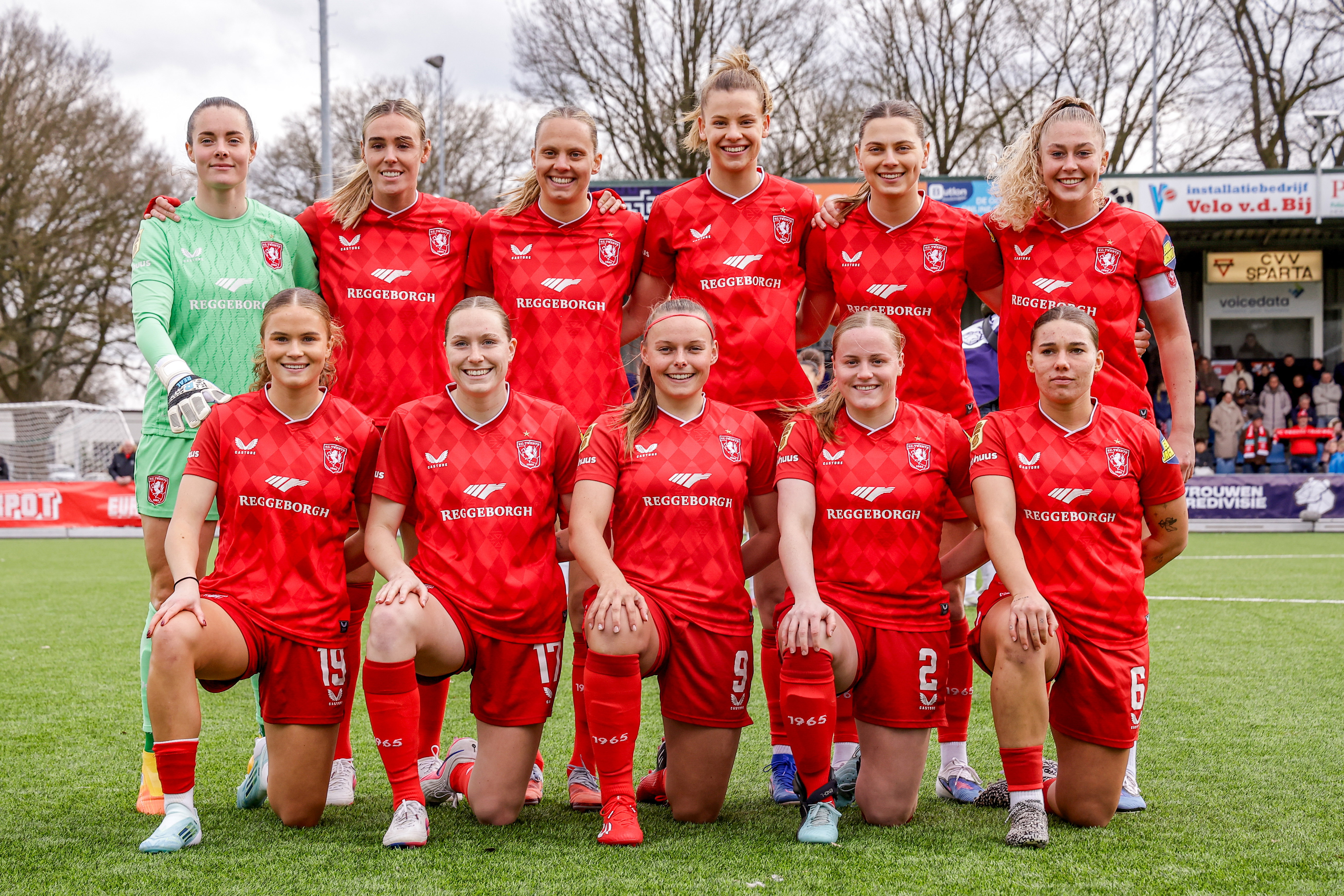 De speelsters van FC Twente op Sportpark Schreurserve