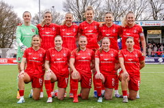 De speelsters van FC Twente op Sportpark Schreurserve