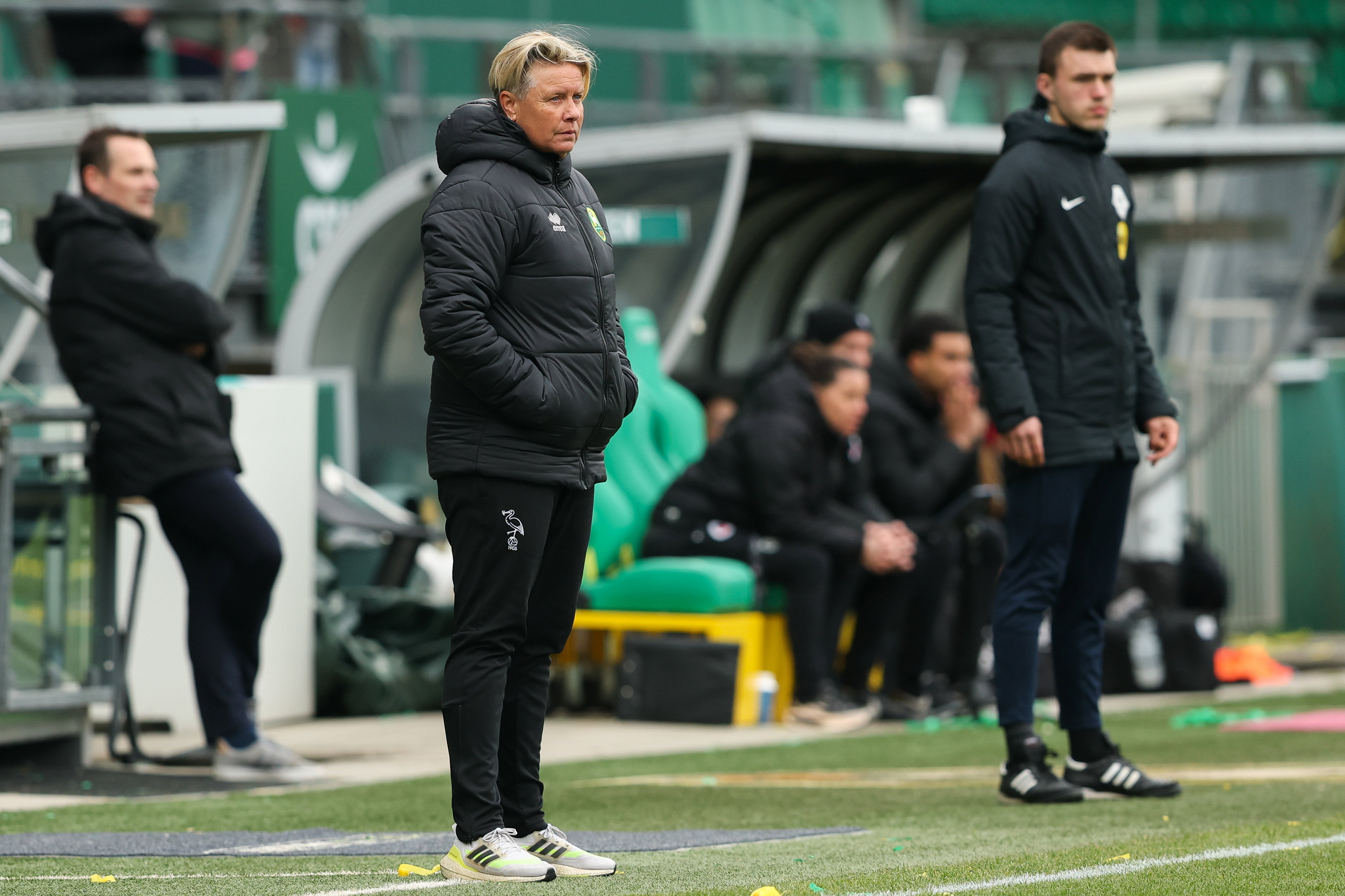 Sandra van Tol langs de lijn bij ADO Den Haag