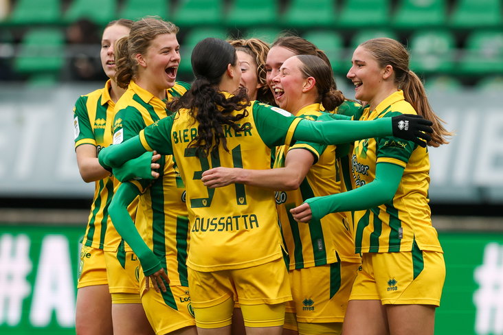 De speelsters van ADO Den Haag juichen