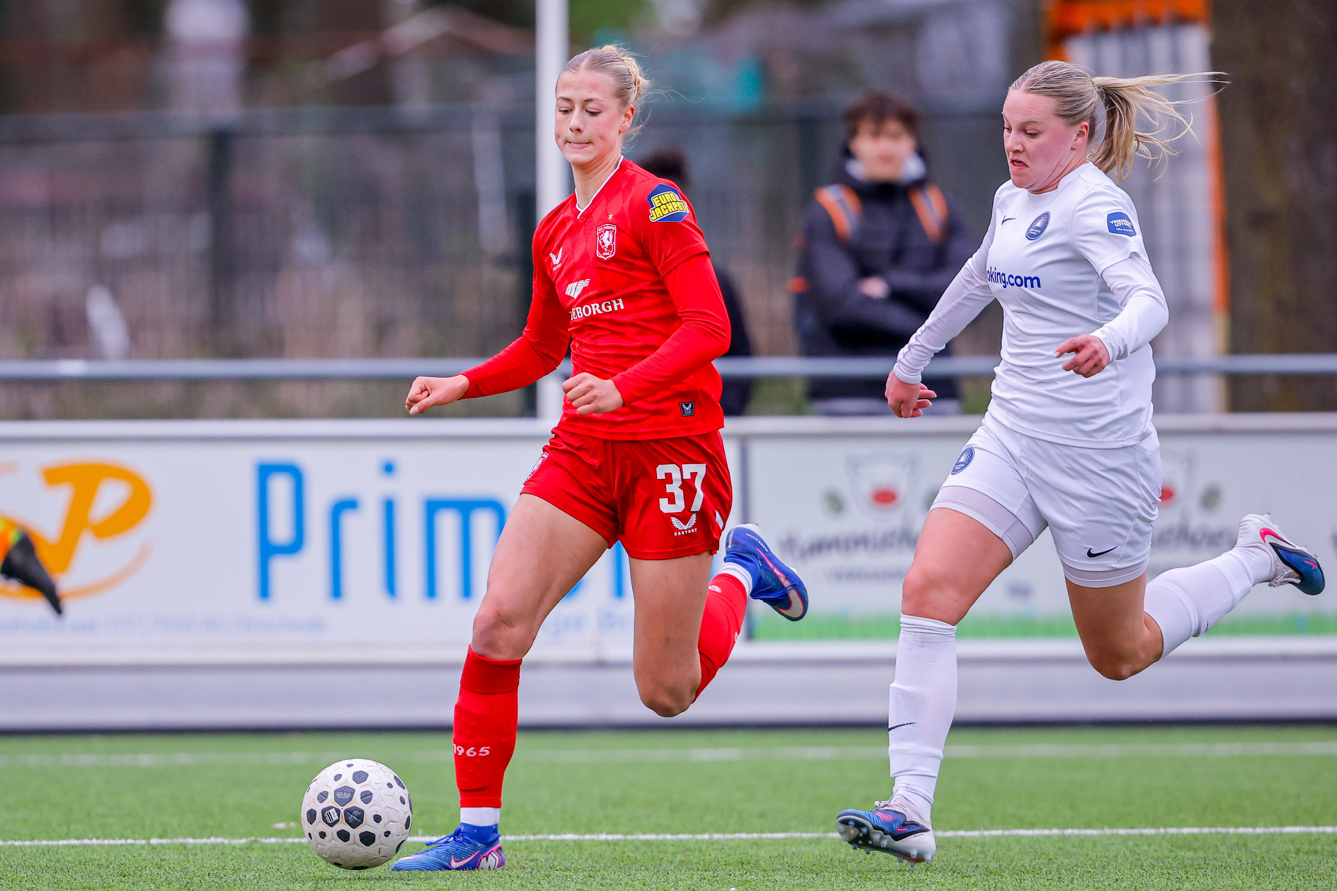 Liv Pennock (FC Twente) in actie tegen HERA United