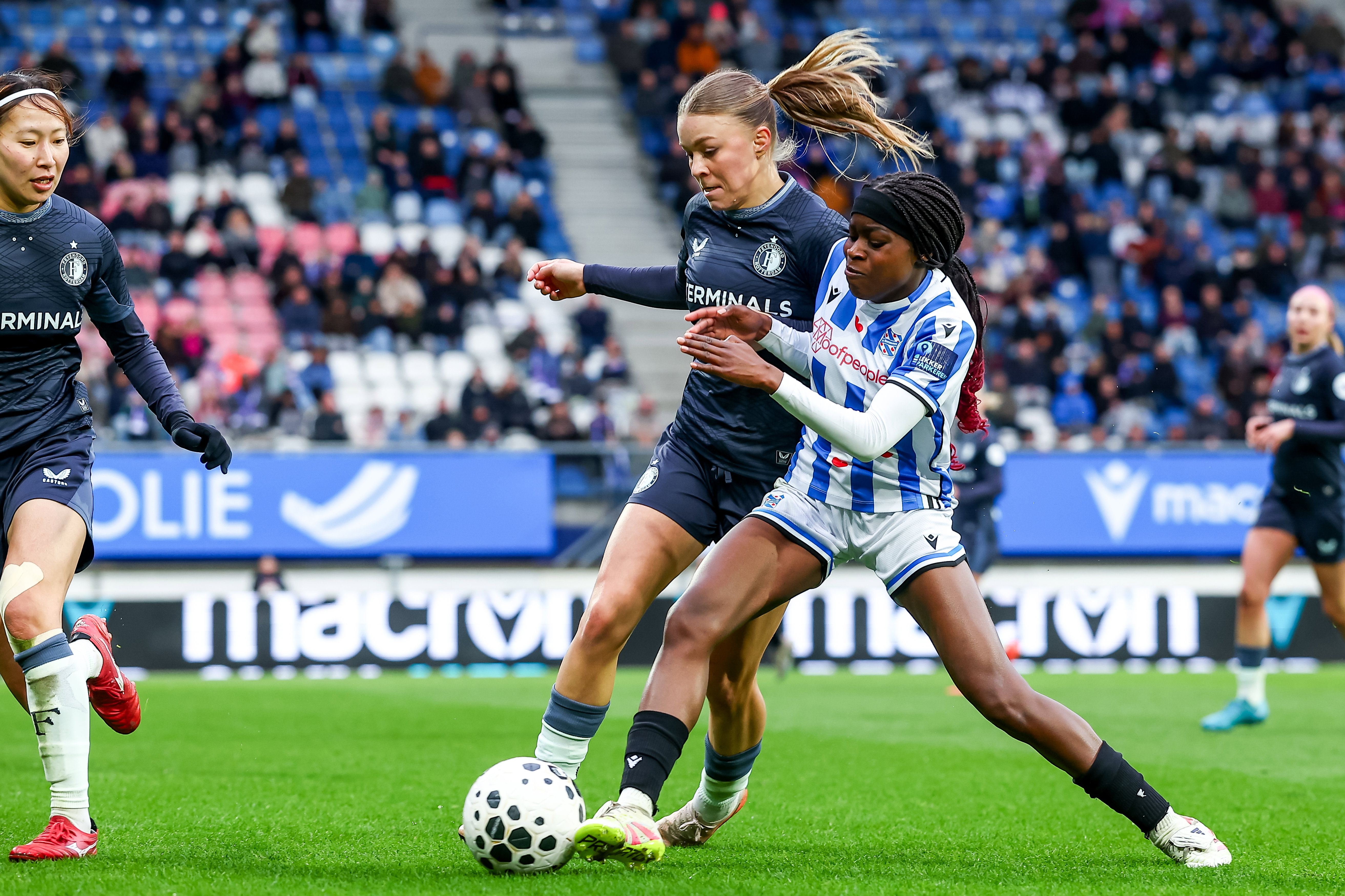 Noëlle van der Sluijs (Feyenoord) in duel met Ana Nassette (SC Heerenveen)