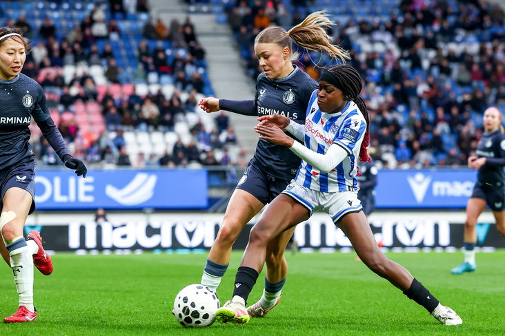 Noëlle van der Sluijs (Feyenoord) in duel met Ana Nassette (SC Heerenveen)
