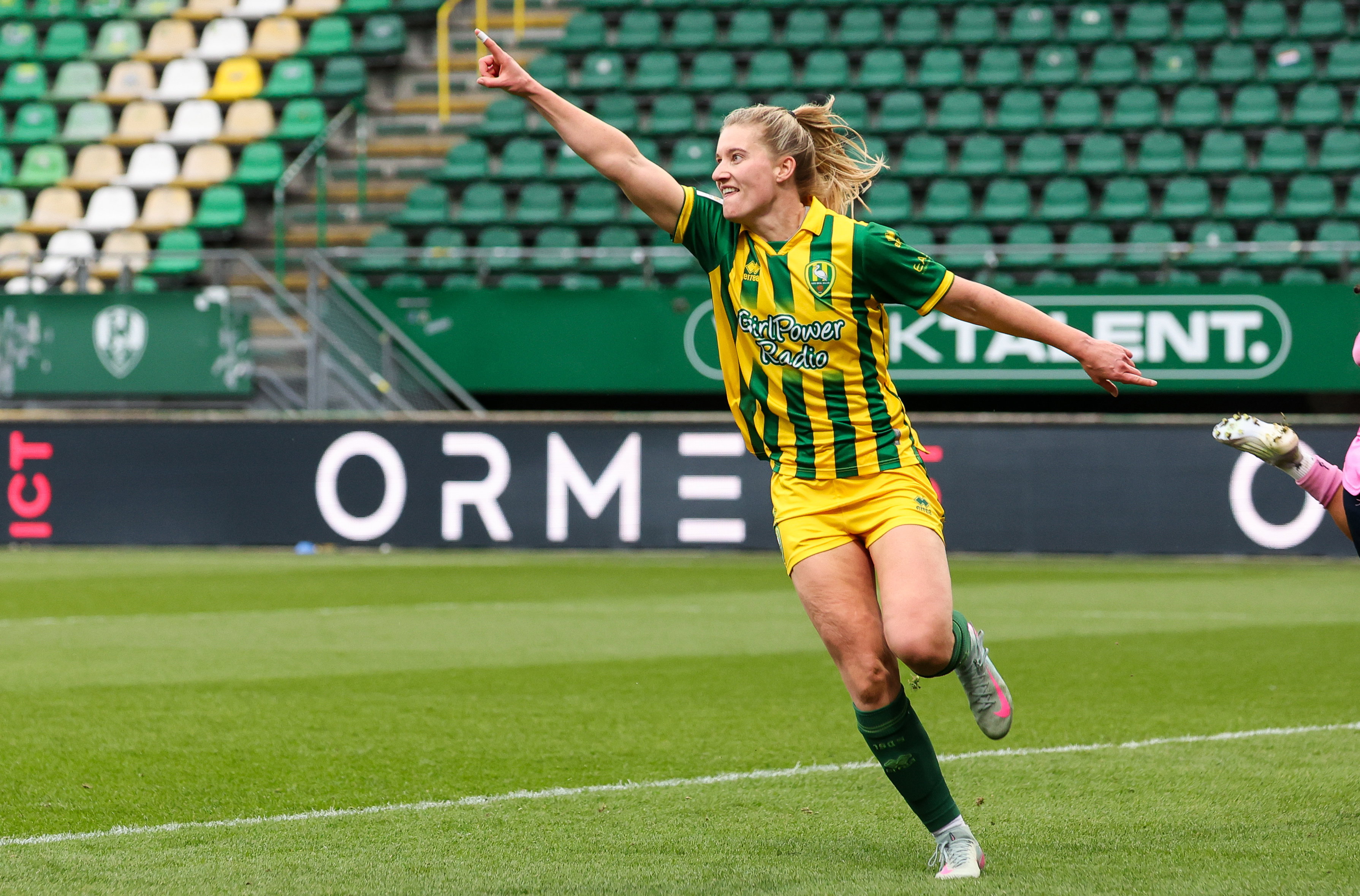 Femke Prins juicht na een goal voor ADO Den Haag