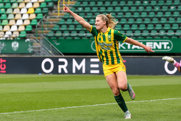 Femke Prins juicht na een goal voor ADO Den Haag