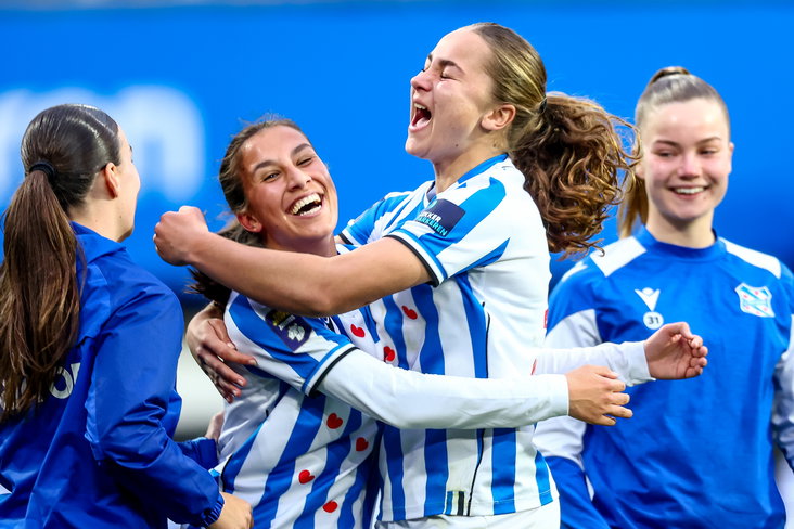 Roos de Haas en Aymee Altena (SC Heerenveen) juichen