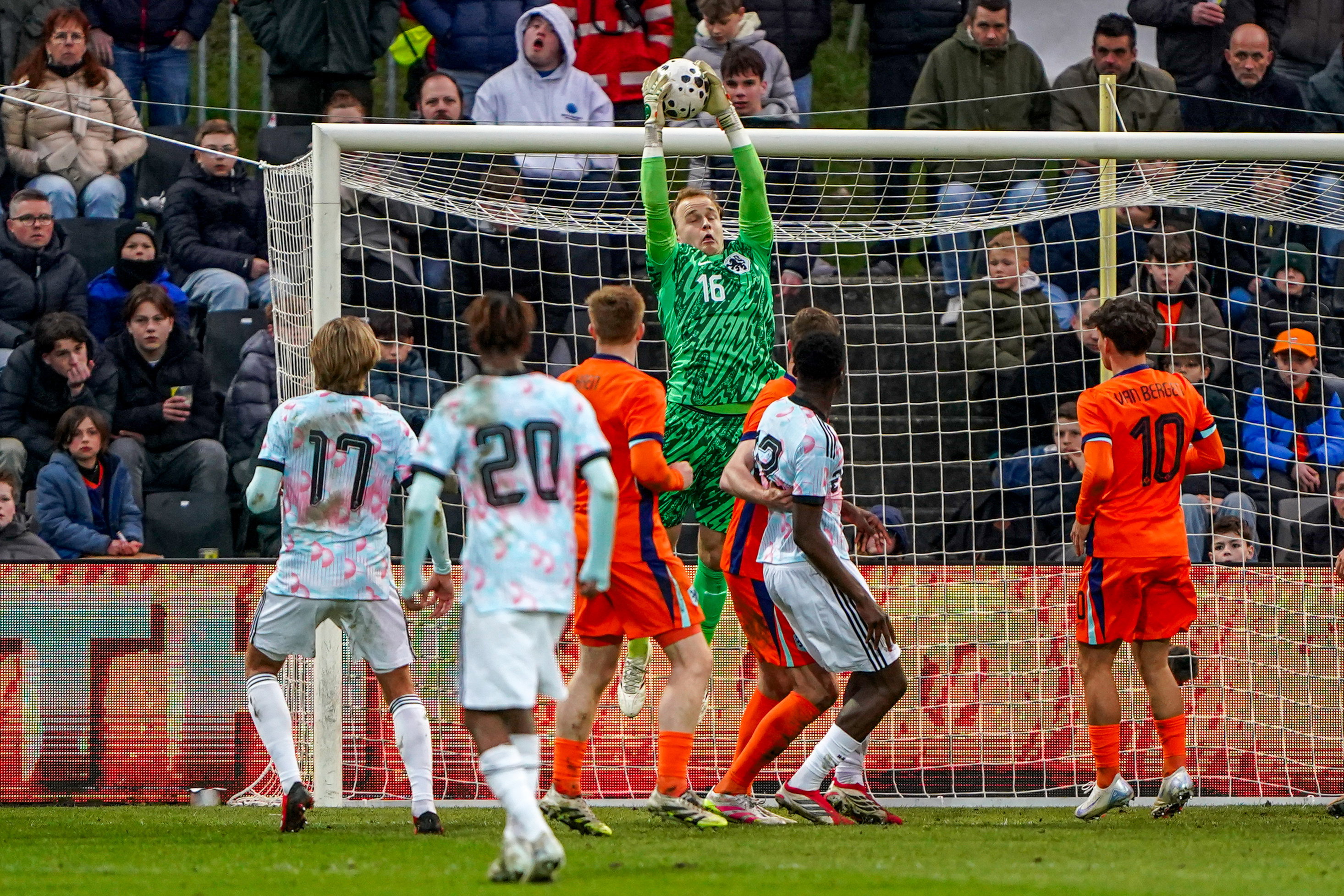 Niek Schiks in actie namens Jong Oranje