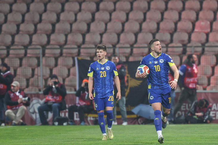 Esmir Bajraktarevic (links) bij Bosnië en Herzegovina