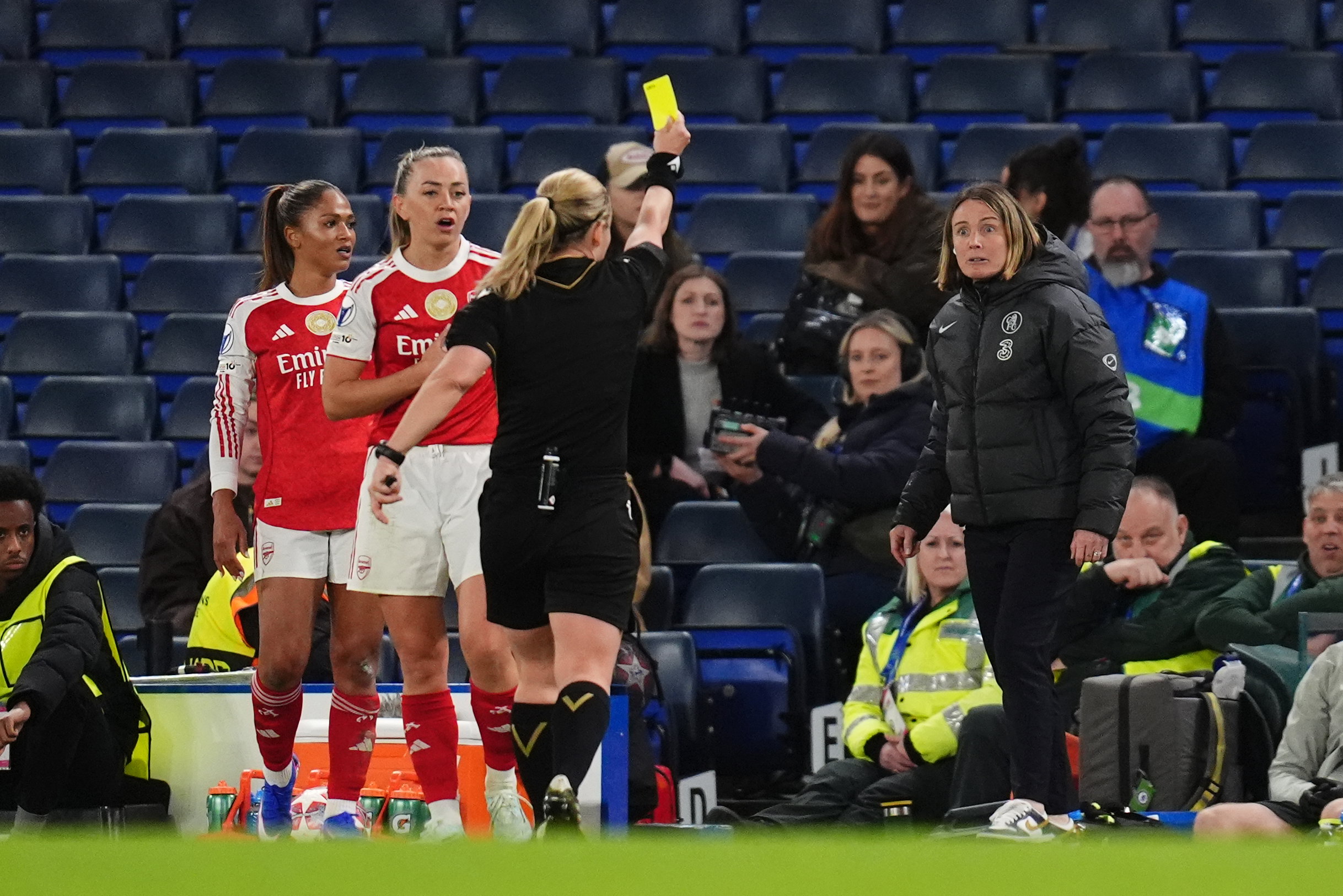 Sonia Bompastor krijgt geel tijdens Chelsea - Arsenal