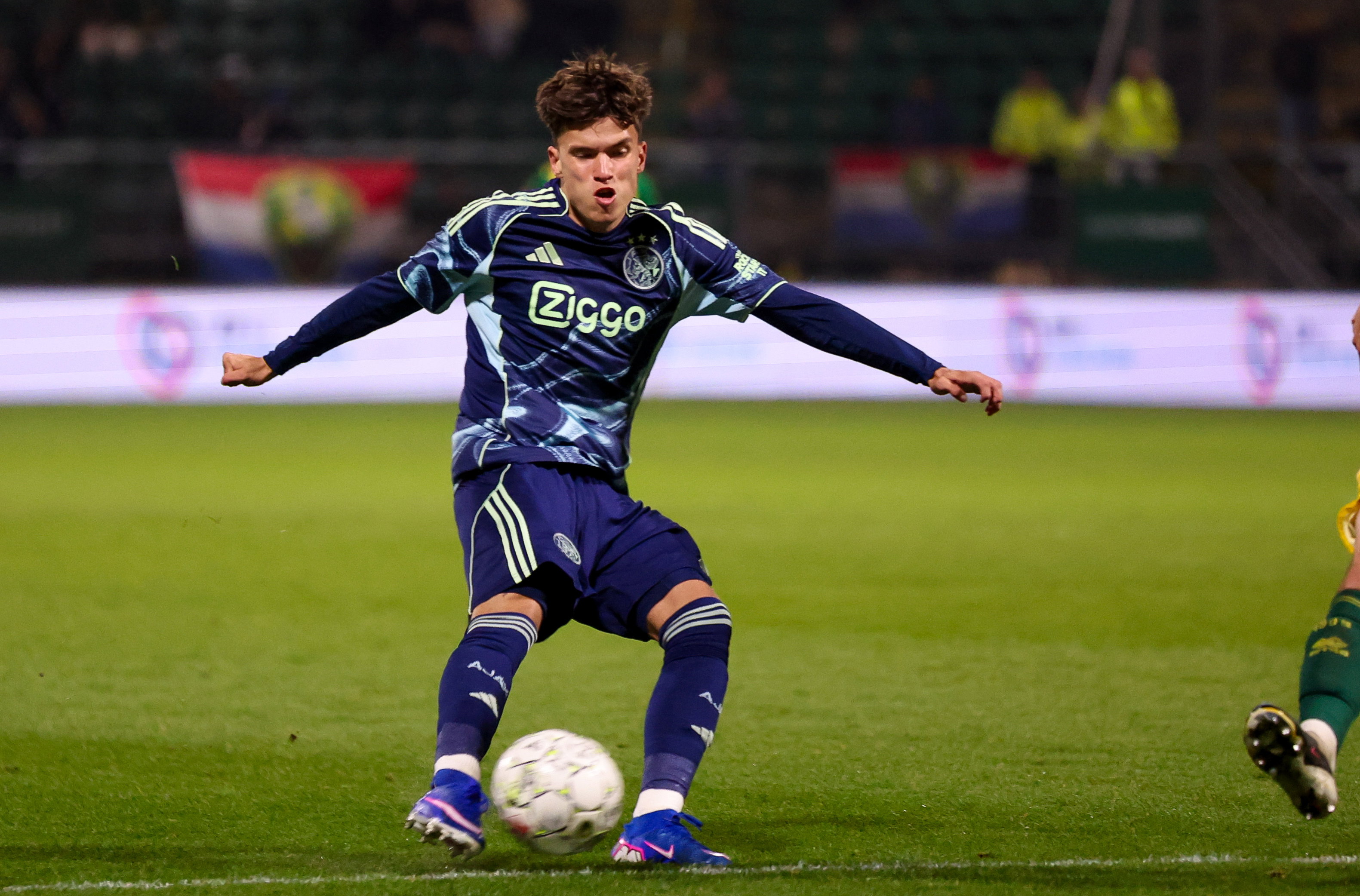Damián van der Vaart in actie voor Jong Ajax