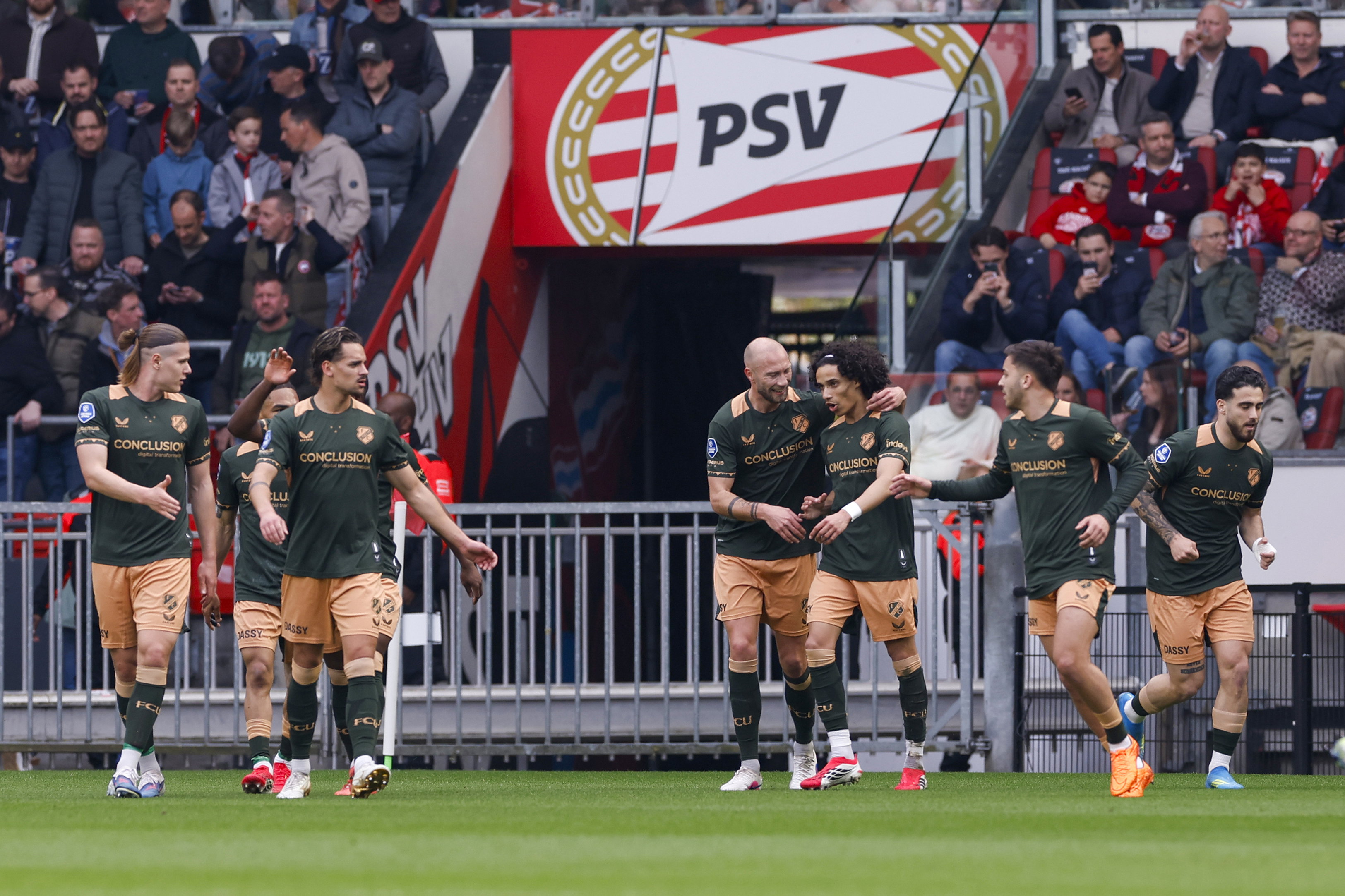 Gjivai Zechiël viert zijn doelpunt tegen PSV