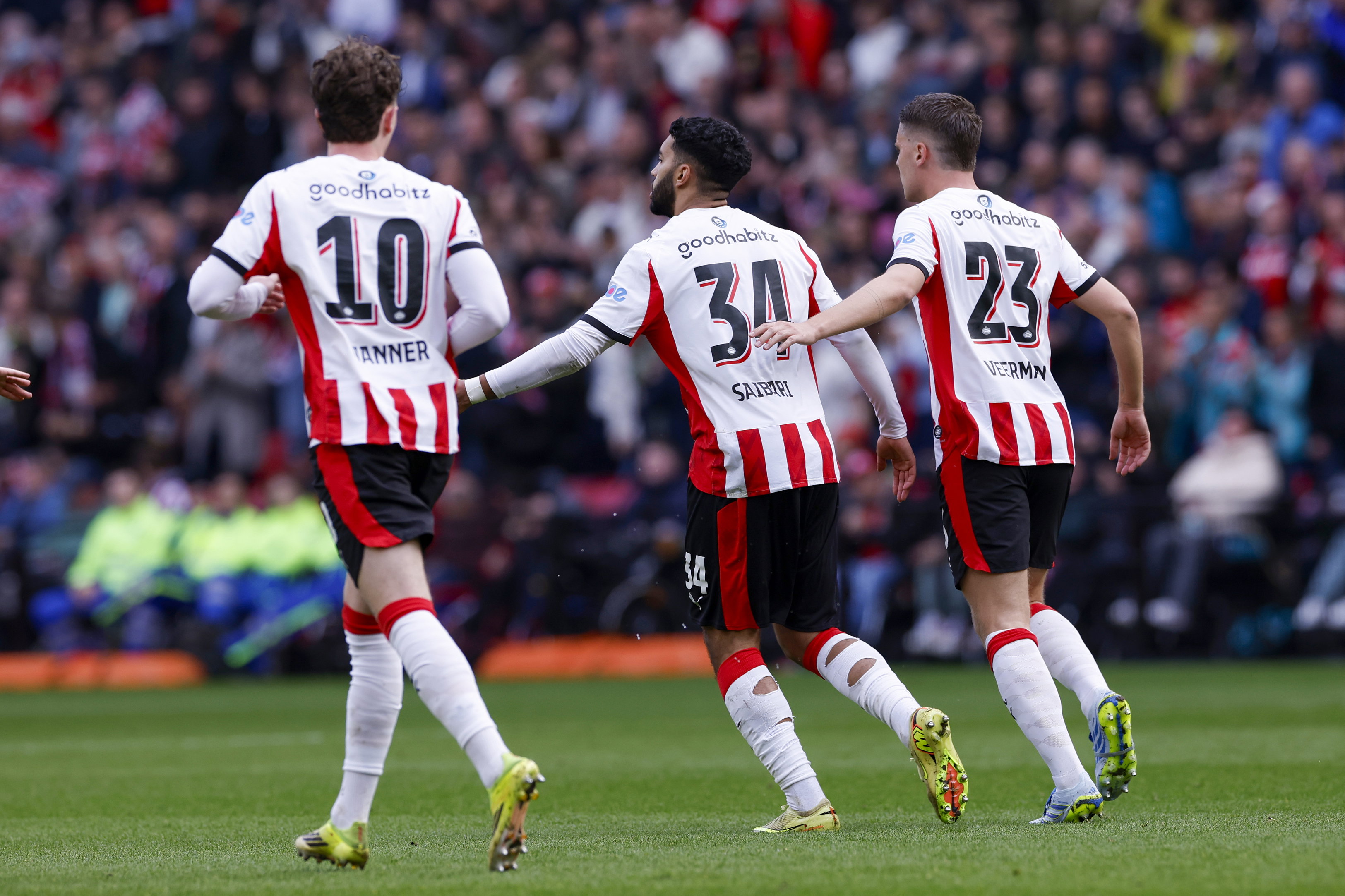 Paul Wanner, Ismael Saibari en Joey Veerman vieren een treffer tegen FC Utrecht