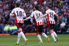 Paul Wanner, Ismael Saibari en Joey Veerman vieren een treffer tegen FC Utrecht